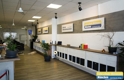 Eingangsbereich-Schulungsraum-Autofuehrerschein-Motorradfuehrerschein-Fahrschule-Wittmann-Muenchen